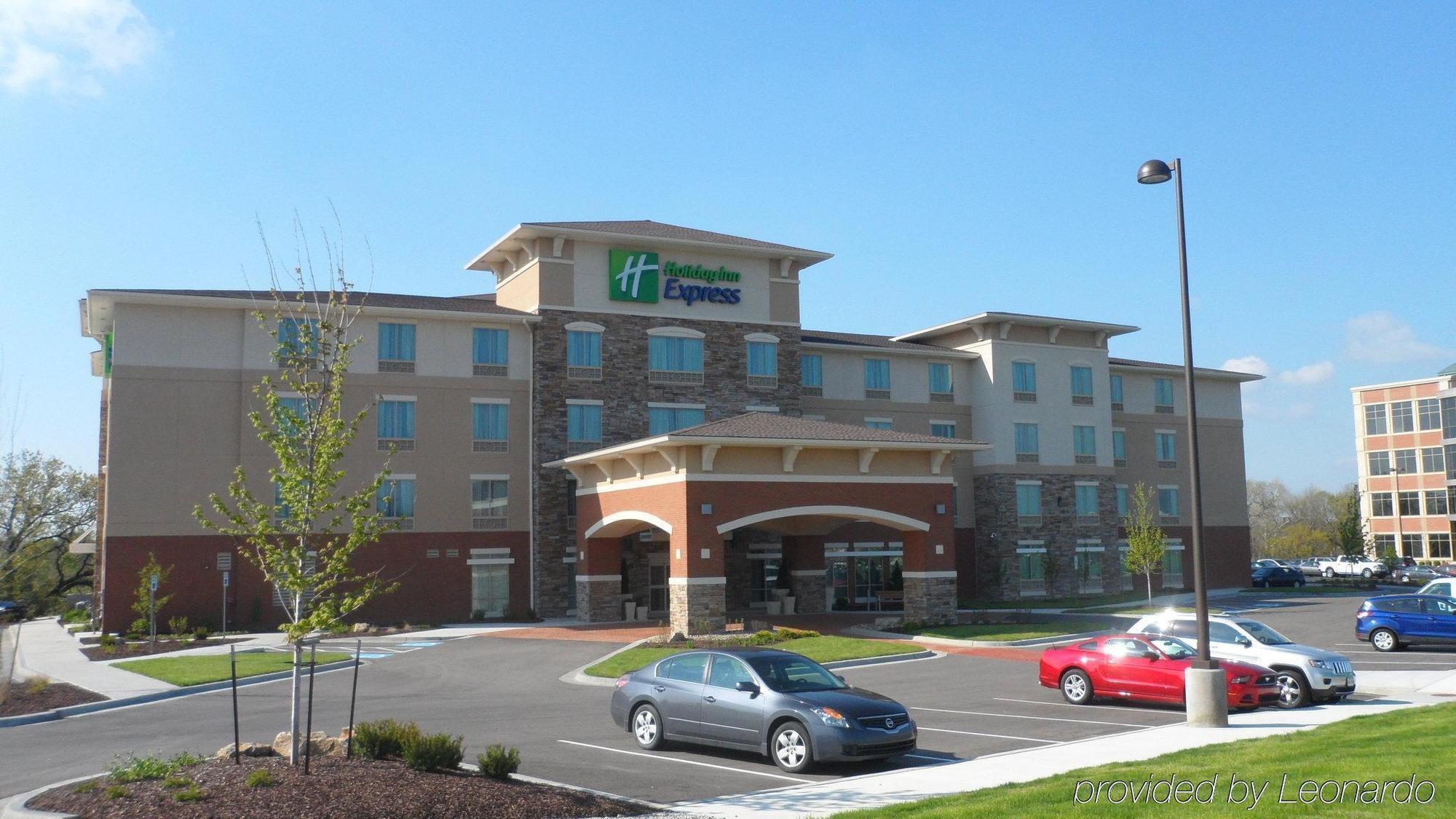 Holiday Inn Express & Suites Overland Park, An Ihg Hotel Exterior photo