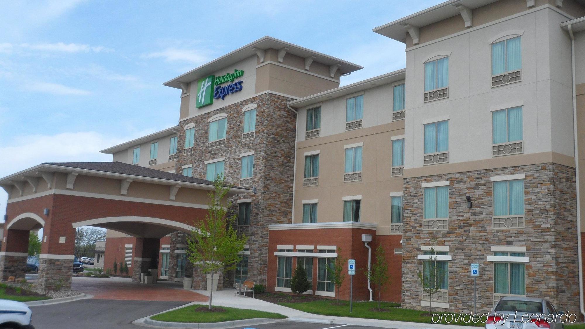 Holiday Inn Express & Suites Overland Park, An Ihg Hotel Exterior photo