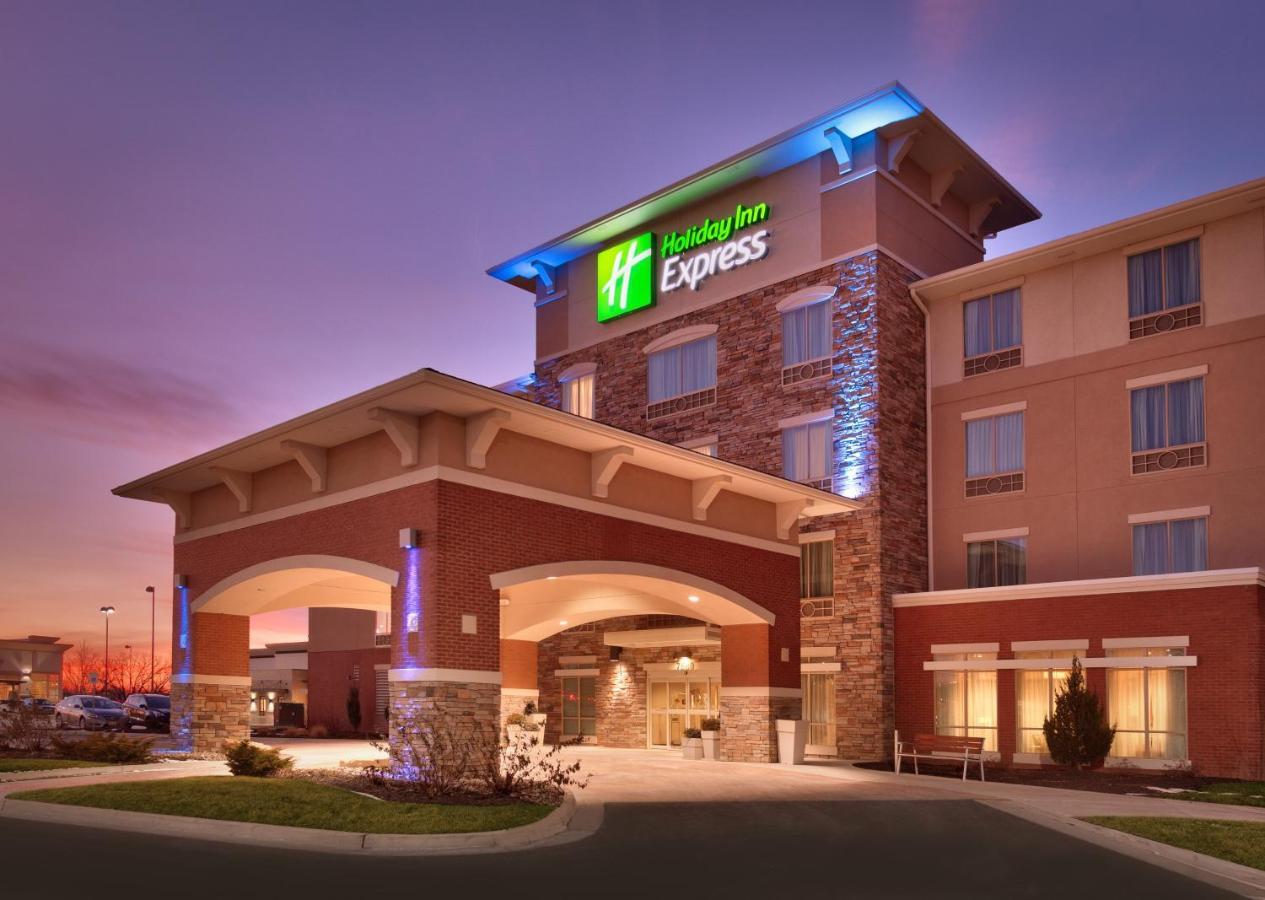 Holiday Inn Express & Suites Overland Park, An Ihg Hotel Exterior photo